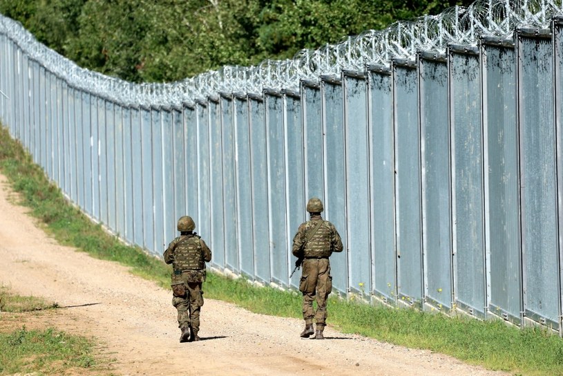 Polacy nie zawahają się użyć broni na granicy - badanie