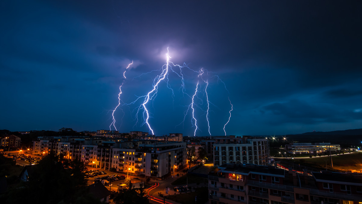 IMGW wydaje ostrzeżenie przed burzami. Alerty obowiązujące na terenie całego kraju