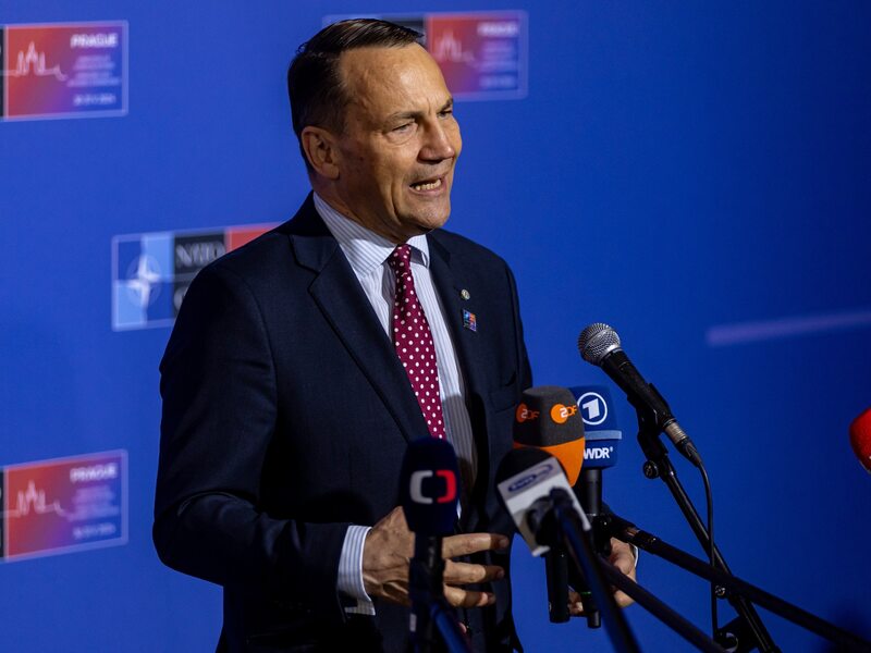 Sikorski oskarża Rosję o sponsorowanie podpaleń w Polsce i u sojuszników