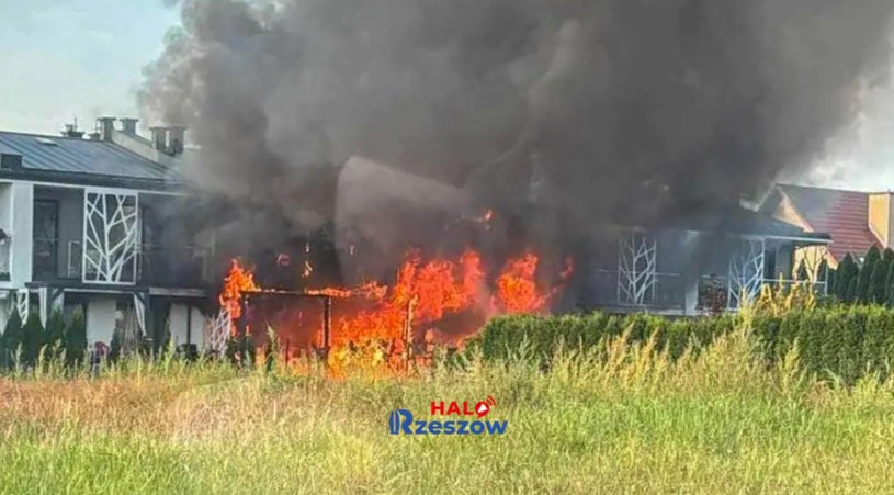 Pożar wybuchł na osiedlu domków jednorodzinnych w Rzeszowie - straż w akcji