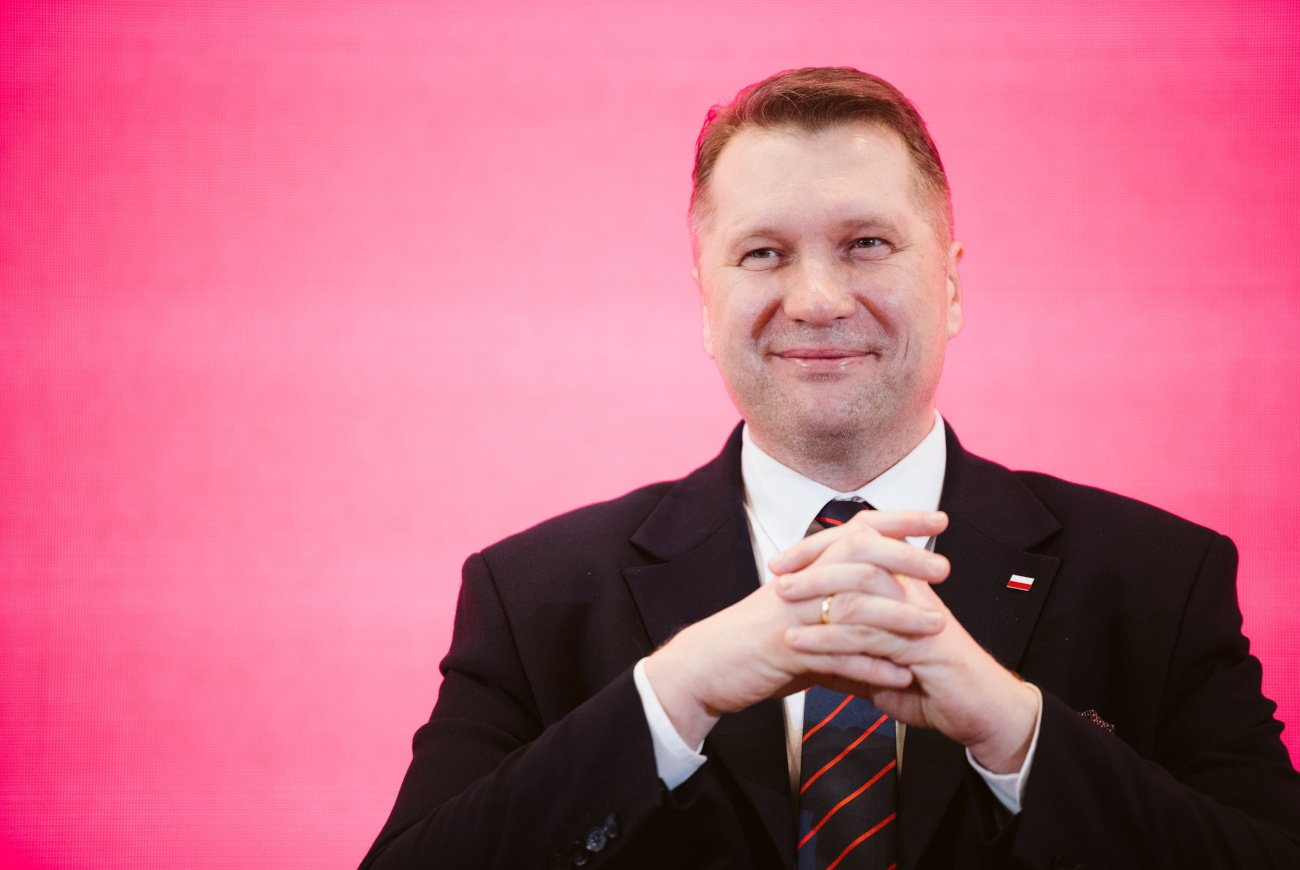 Oto kilka propozycji przeredagowanego tytułu: 1. Czarnek celuje w stanowisko u Nawrockiego czy w zarząd PiS? Znajomi: „Ma w tym swój interes” 2. Czy Czarnek wybierze posadę u Nawrockiego czy fotel wiceprezesa PiS? Koledzy: „Kalkuluje, co mu się bardziej opłaca” 3. Stanowisko u Nawrockiego czy awans w PiS? Bliscy Czarnka: "To jego świadoma gra o korzyści" 4. Czarnek między funkcją u Nawrockiego a wiceprezesurą w PiS? Znajomi: „Sam najlepiej wie, co mu się opłaca” 5. Czarnek: kariera u Nawrockiego czy wiceprezesura w PiS? Przyjaciele: "Kieruje się własnym interesem" Jeśli potrzebujesz bardziej konkretnego stylu – informacyjnego, tabloidowego lub analitycznego – daj znać!