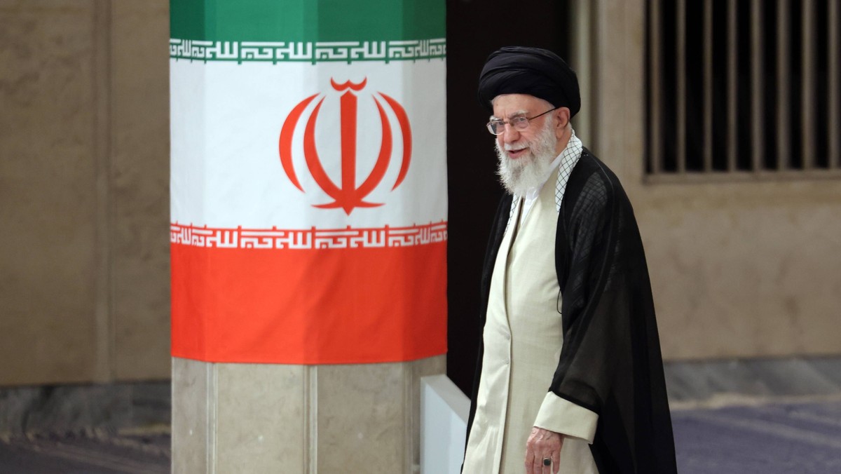 Iran reaguje na atak Izraela: Wypuszcza drony i zapowiada "dotkliwą zemstę"