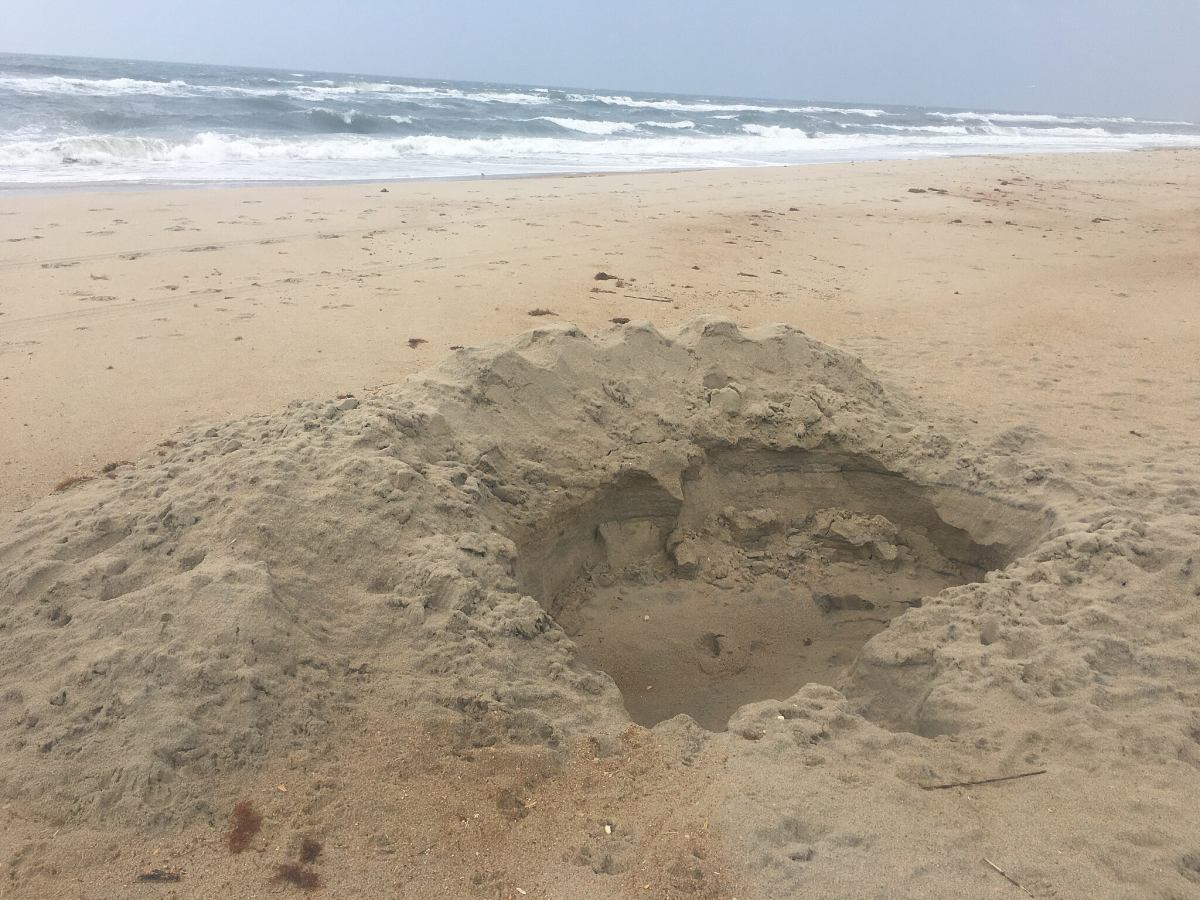 Dramat na plaży: Nastolatek stracił życie podczas zabawy w piasku