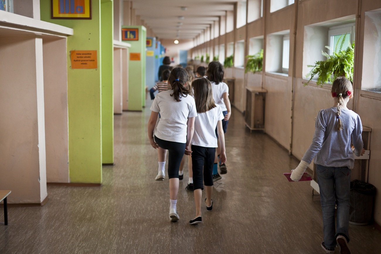 Oto kilka propozycji unikalnych tytułów o tym samym sensie: 1. Skrócenie wakacji? Ta propozycja może odmienić życie uczniów 2. Nowy pomysł na szkołę: postulat redukcji wakacji już padł 3. Wielka zmiana dla uczniów – pojawił się pomysł na krótsze wakacje 4. Uczniowie stoją przed rewolucją. Rozważa się skrócenie wakacji 5. Zaskakujący postulat: czy uczniowie będą mieli krótsze wakacje? Czy chcesz więcej propozycji lub zmianę stylu na bardziej formalny?