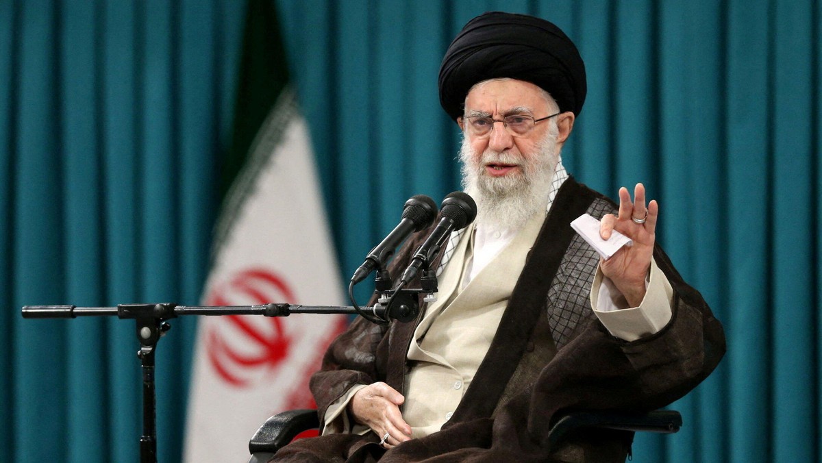 Oto unikalna, przeredagowana wersja tytułu: „Przetrwa i znów zaprowadzi naród na krawędź katastrofy”. Dlaczego Iran wybiera właśnie takiego lidera?