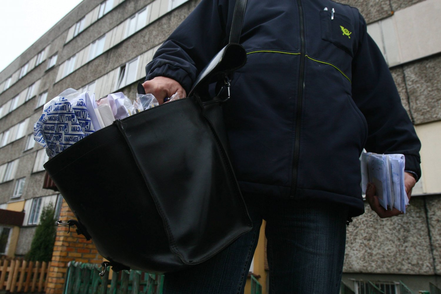 Oto kilka unikalnych propozycji tytułu, zachowujących sens oryginału: 1. "ZUS rozsyła Polakom niepokojące listy — widniejące w nich sumy mogą spędzać sen z powiek" 2. "Polacy otrzymają z ZUS listy pełne niepokojących kwot — mogą aż mrozić krew w żyłach" 3. "Do skrzynek Polaków trafią przerażające wyliczenia z ZUS — trudno będzie o spokojny sen" 4. "Szokujące zawiadomienia z ZUS już w drodze do Polaków. Przedstawione kwoty mogą nie dać spać" 5. "Groźne pisma z ZUS już na poczcie — te liczby zaszokują Polaków" Wybierz, który wariant pasuje najbardziej do tonu Twojego artykułu!