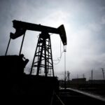 Taniejąca ropa: Rynki reagują na rozejm i perspektywę zwiększenia wydobycia przez OPEC+