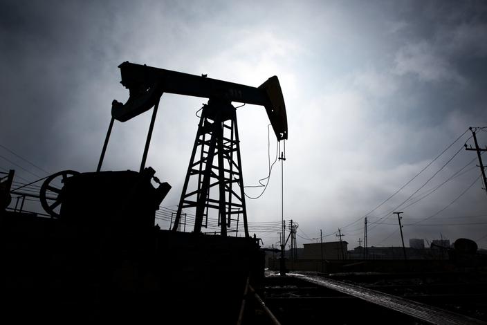 Taniejąca ropa: Rynki reagują na rozejm i perspektywę zwiększenia wydobycia przez OPEC+