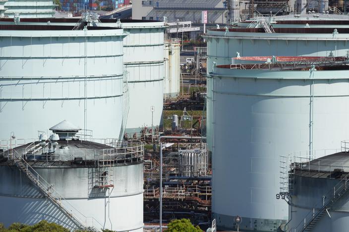 OPEC+ zwiększa wydobycie, co przekłada się na spadek cen ropy