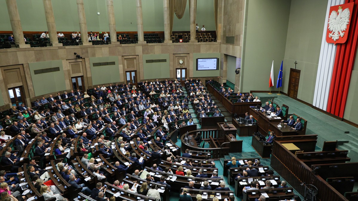 Oto kilka propozycji unikalnych tytułów o podobnym sensie: 1. Najnowszy sondaż: cztery partie w Sejmie, zacięta rywalizacja o pierwsze miejsce 2. Aktualny obraz sceny politycznej: cztery ugrupowania w Sejmie, walka o fotel lidera 3. Partyjny wyścig w Sejmie: tylko cztery ugrupowania, emocjonujący pojedynek o prowadzenie 4. Nowe wyniki sondażu: cztery partie przekraczają próg, batalia o przewagę trwa 5. Walka o sejmowe przywództwo: świeży sondaż, cztery partie na czele, stawka rośnie Daj znać, jeśli chcesz dopracować któryś z tytułów lub potrzebujesz stylizacji pod konkretny portal!