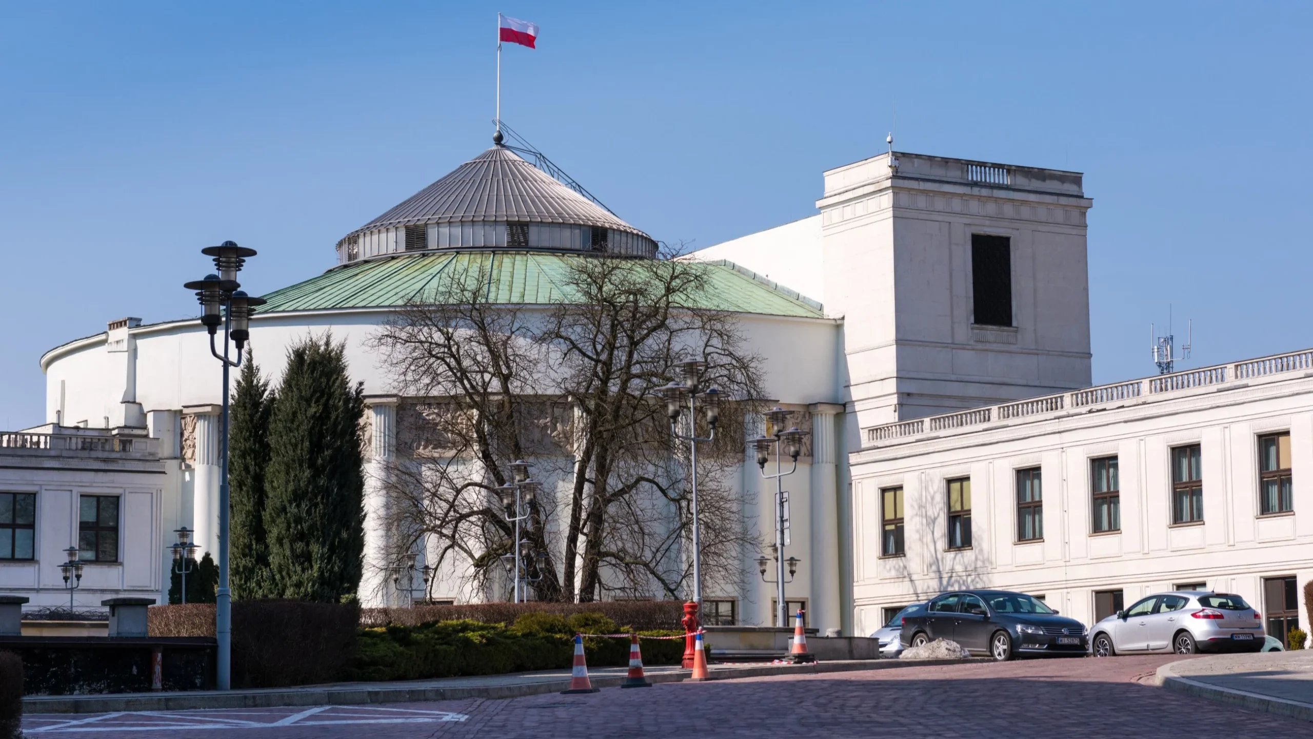 Awantury pod wpływem alkoholu w sejmowej restauracji. Wzajemne oskarżenia PO i PiS