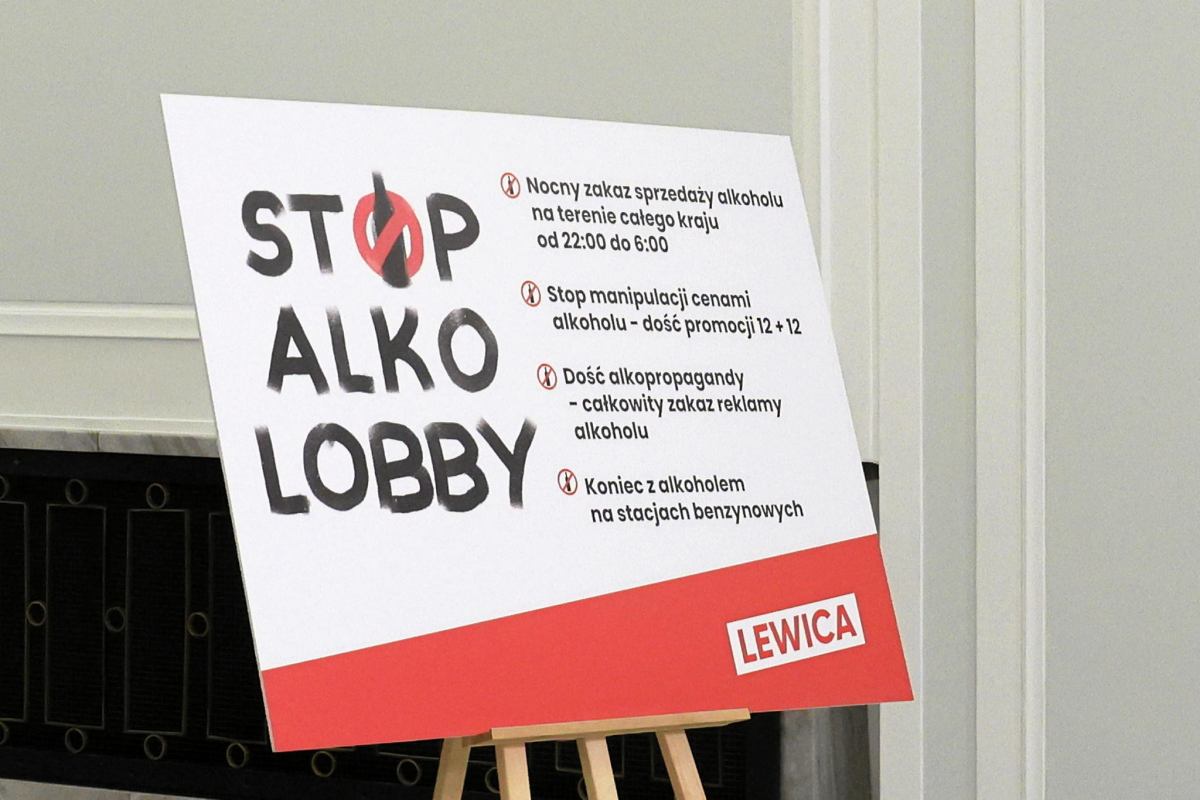 Lewica forsuje ogólnopolski zakaz nocnej sprzedaży alkoholu – koalicjanci pod presją