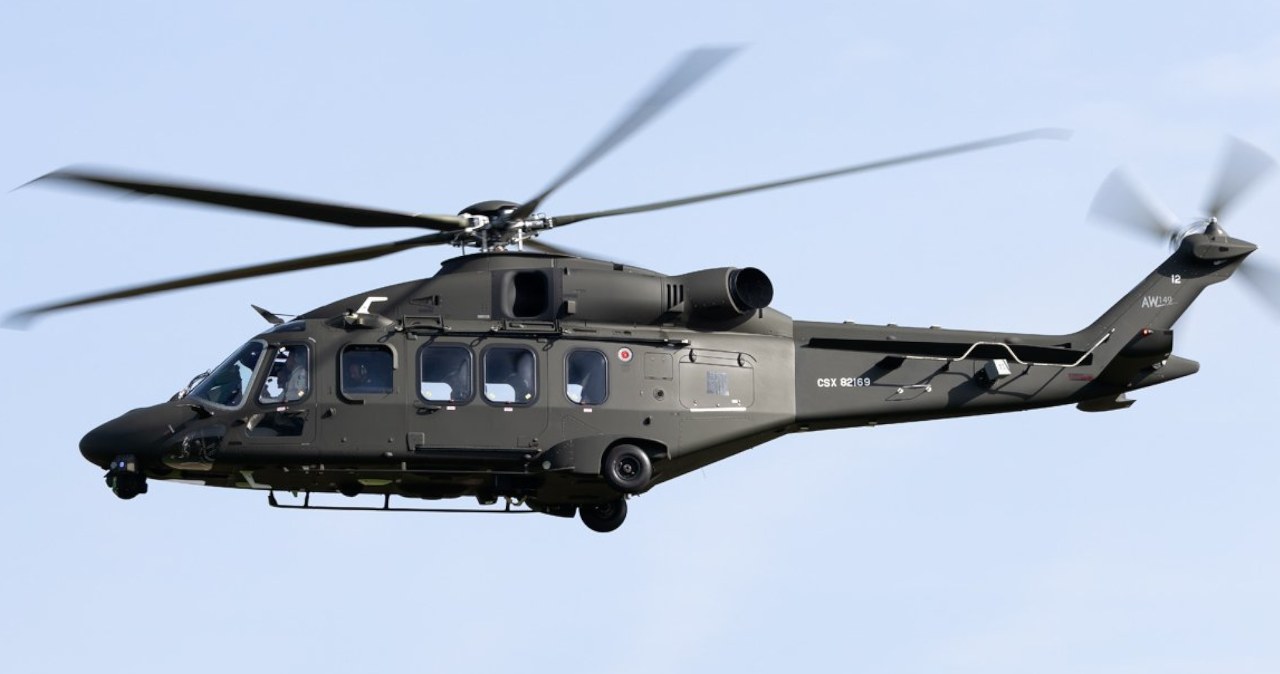 Nowoczesny śmigłowiec polskiej armii na fotografii. Operuje we Włoszech.