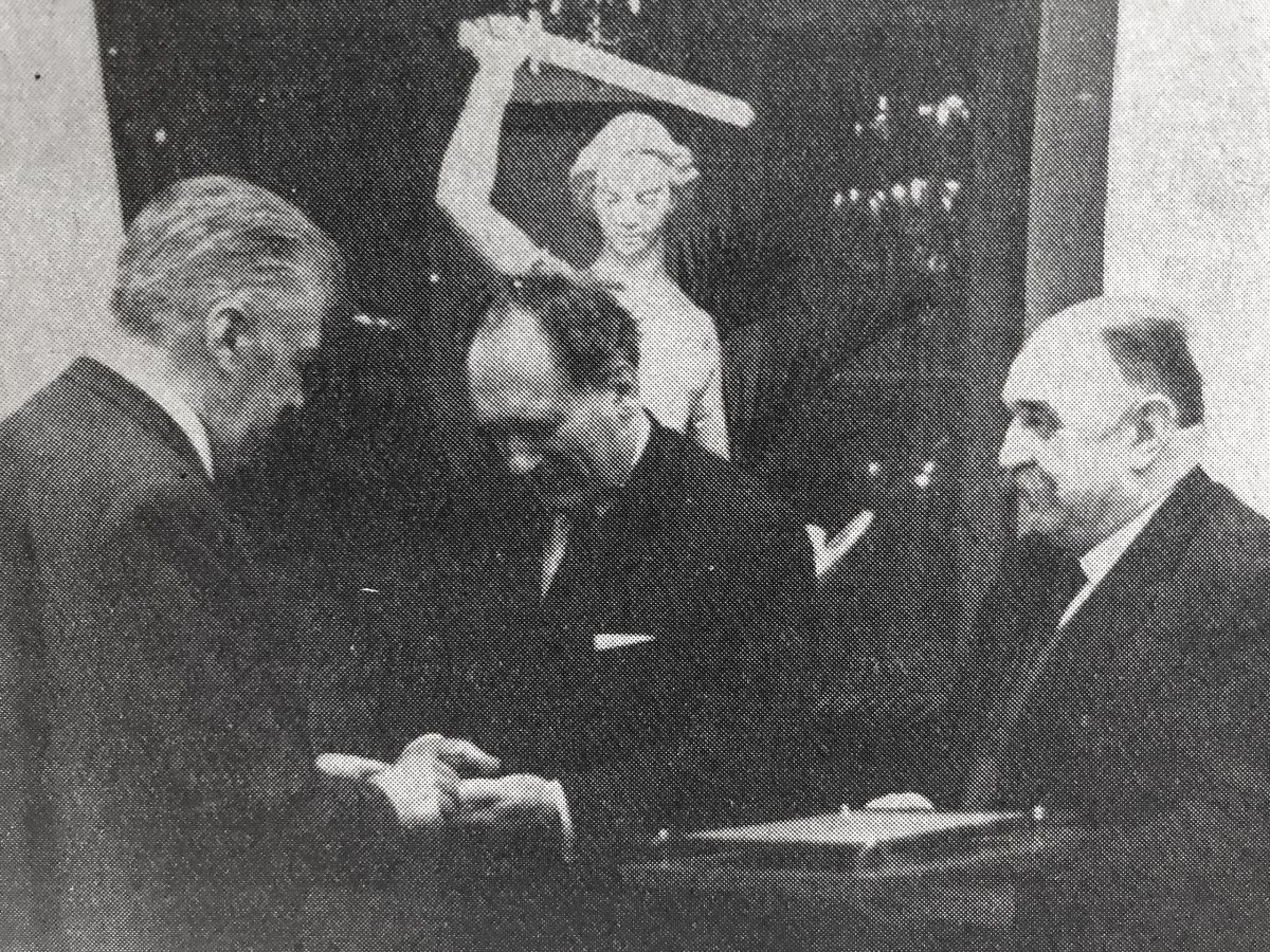 Oto kilka propozycji unikalnych tytułów z zachowaniem sensu oryginału: 1. Występował jako głos ludu. W jego narracji Polacy stawiają czoła żydowskim komunistom. 2. Budował wizerunek rzecznika narodu. W jego historii Polacy walczą z żydowską komunistyczną opresją. 3. Przedstawiał się jako reprezentant narodu. W jego opowieściach Polacy toczą bój z żydowskimi komunistami. 4. Pozycjonował się jako rzecznik społeczeństwa. Narracja oparta na konflikcie z żydowskimi komunistami. 5. Kreował się na obrońcę polskości. W jego historii Polacy zmagają się z komunistyczną dominacją Żydów.