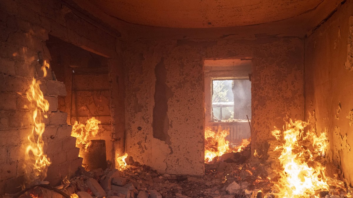 Oto kilka propozycji przeredagowanego tytułu: 1. Ten film przeniesie was w sam środek grozy, która czai się tuż obok 2. Zanurzysz się w horror, który rozgrywa się tuż obok nas – ten film ci to pokaże 3. Ten obraz wprowadzi cię w samo serce przerażenia, które dzieje się tuż za rogiem 4. Film, który odsłania horror rozgrywający się tuż obok nas 5. Odkryj centrum grozy niedaleko siebie dzięki temu filmowi