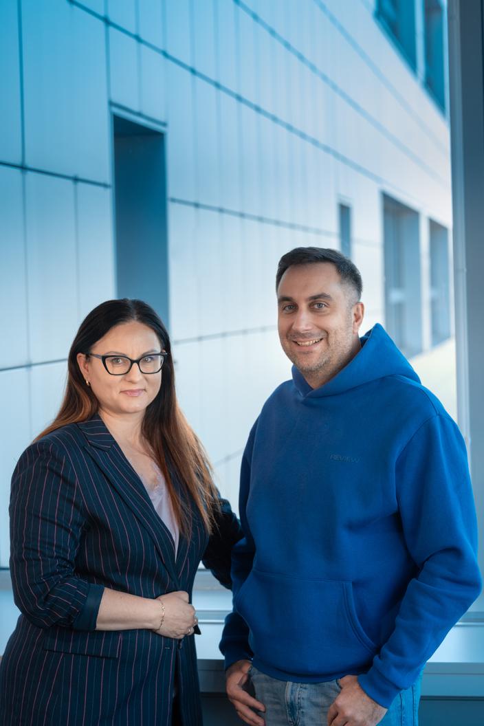 Oto kilka propozycji przeredagowanego tytułu, które zachowują sens oryginału i zapewniają mu unikalność: 1. Welyo: Boty wspierają, a nie zastępują pracowników contact center 2. Według Welyo: Automatyzacja nie eliminuje ludzi w contact center 3. Welyo podkreśla – boty to wsparcie, nie zamiennik dla zespołu contact center 4. Welyo: Sztuczna inteligencja nie odbierze pracy konsultantom contact center 5. Welyo: Automaty botów rozwijają contact center, nie redukując etatów Czy chcesz jeszcze bardziej rozbudowaną propozycję, lub wersję w konkretnym stylu?