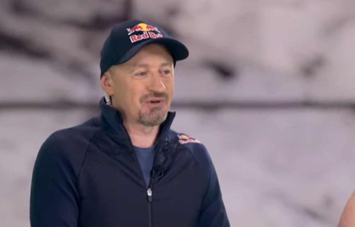 Oto kilka propozycji unikalnych tytułów o zachowanym sensie: 1. Małysz rozstrzygnął sprawę Tomasiaka. "Młody, niech się zgłosi" 2. Małysz podjął decyzję dotyczącą Tomasiaka. "Zapraszam do kontaktu" 3. Małysz komentuje sytuację Tomasiaka: "Niech odezwie się bezpośrednio" 4. Małysz jasno o Tomasiaku: "Czekam na kontakt od młodego" 5. Małysz stawia warunek Tomasiakowi: "Niech zgłosi się osobiście" 6. Decyzja Małysza ws. Tomasiaka: "Młody powinien się odezwać" 7. Małysz reaguje na sprawę Tomasiaka. "Niech skontaktuje się ze mną"