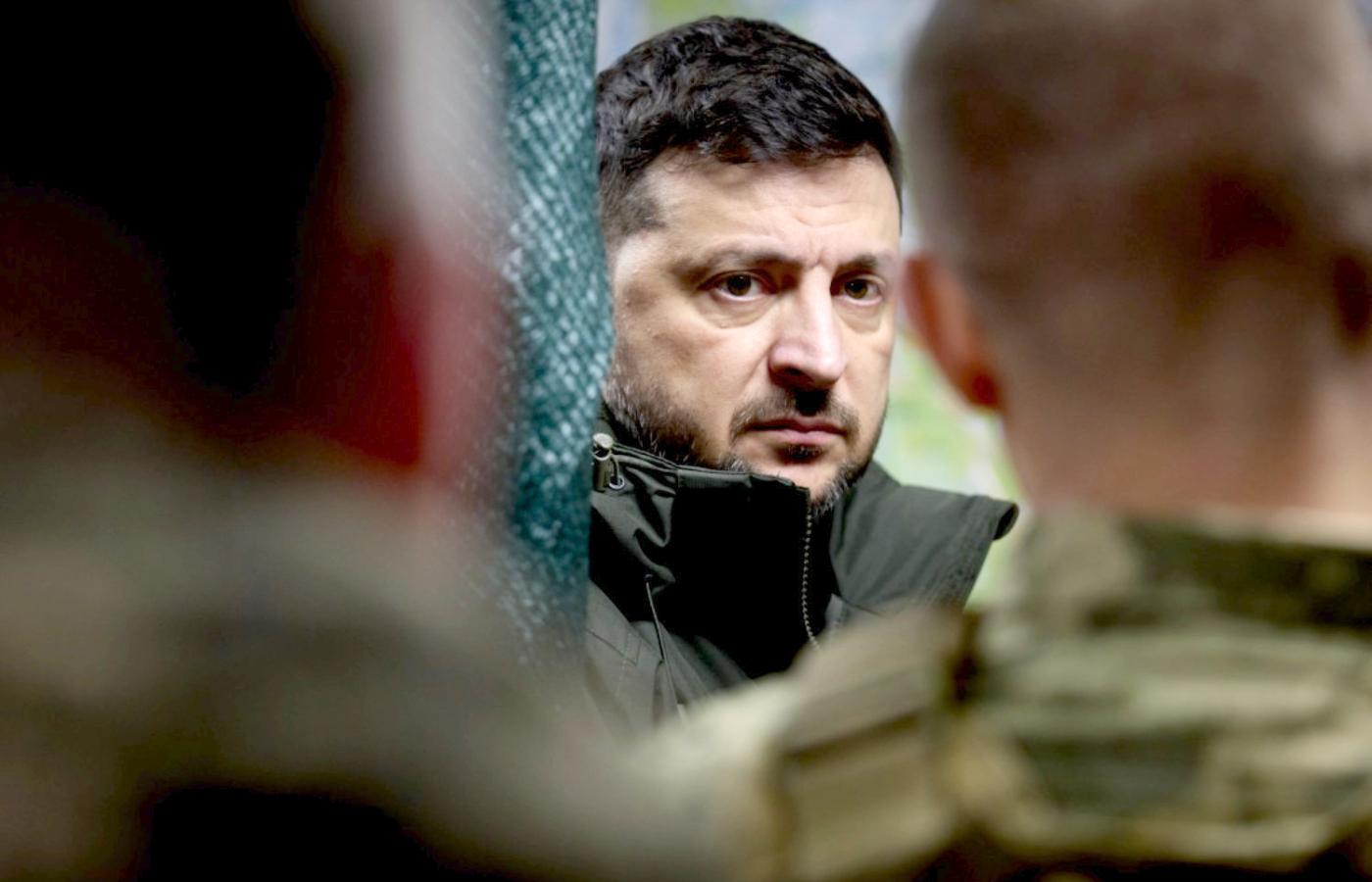 Oto propozycja przeredagowanego, unikalnego tytułu o zachowanym sensie: 1450. dzień konfliktu. Putin manipuluje tematem wyborów na Ukrainie, ale Zełenski przejrzał jego grę i trafnie ocenia sytuację