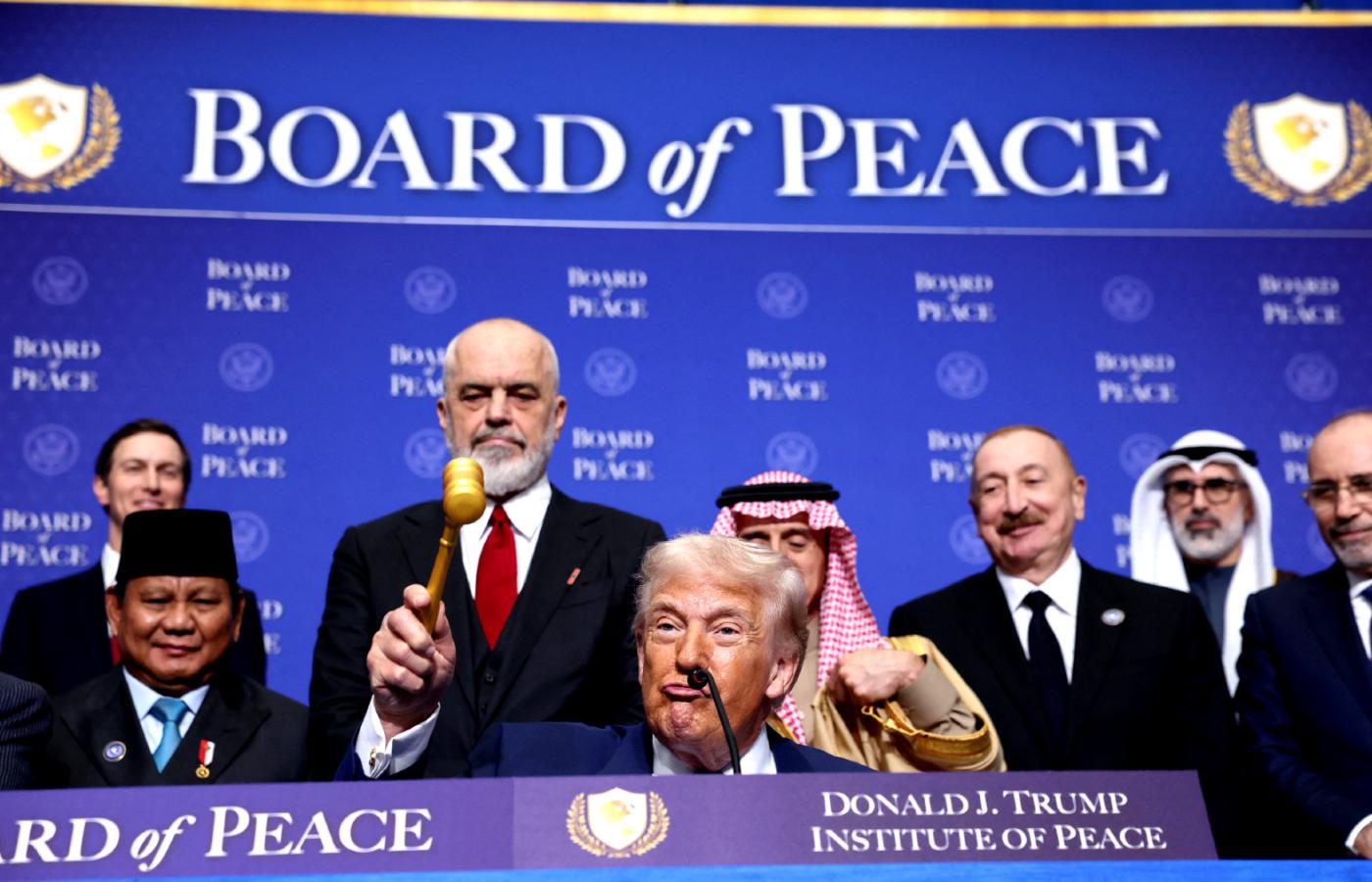 Inauguracyjne obrady Rady Pokoju. Trump stawia sobie pomnik – jego megalomania nie zna granic