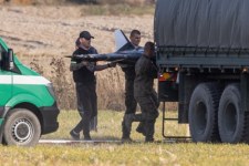 Oto kilka propozycji przeredagowanego tytułu, które zachowują sens oryginału, a jednocześnie są unikalne: 1. Drony nad Polską – generał zdradza nowe fakty o incydencie 2. Szczegóły zdarzenia z dronami ujawnione przez generała 3. Generał komentuje incydent z dronami na polskim niebie 4. Niepokojący lot dronów nad Polską. Generał wyjawia kulisy 5. Polska przestrzeń powietrzna naruszona dronami – generał odsłania szczegóły Jeśli potrzebujesz jeszcze innych wersji lub konkretnych fraz, daj znać!